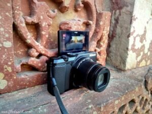 click photos on solo traveling