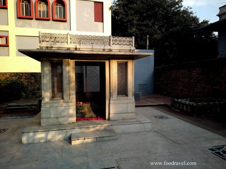 tomb of mirza ghalib