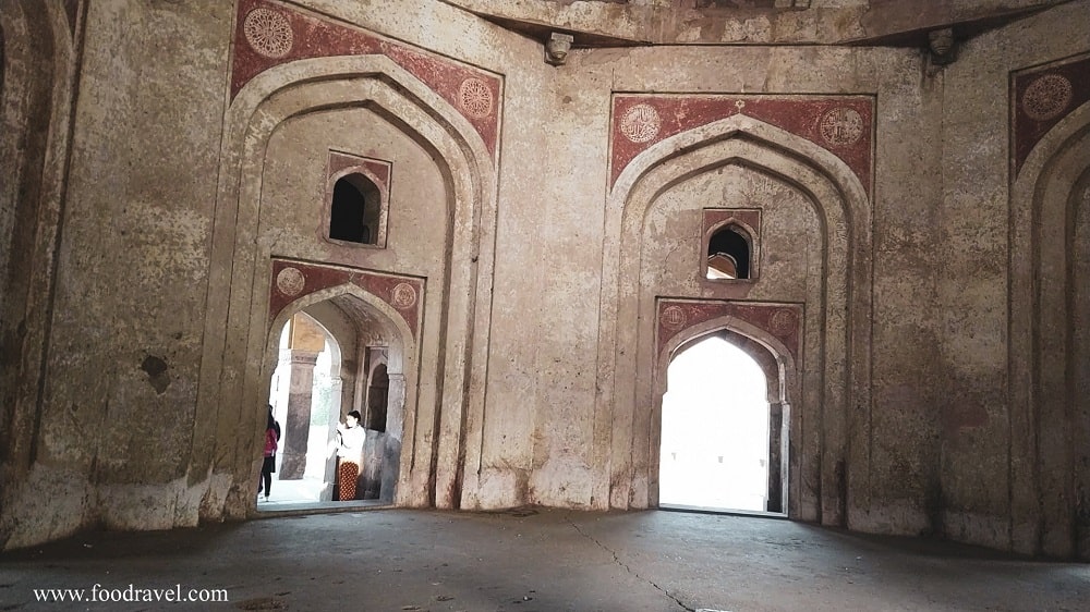 adham khan's tomb