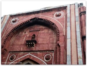 jamali kamali mosque and tomb
