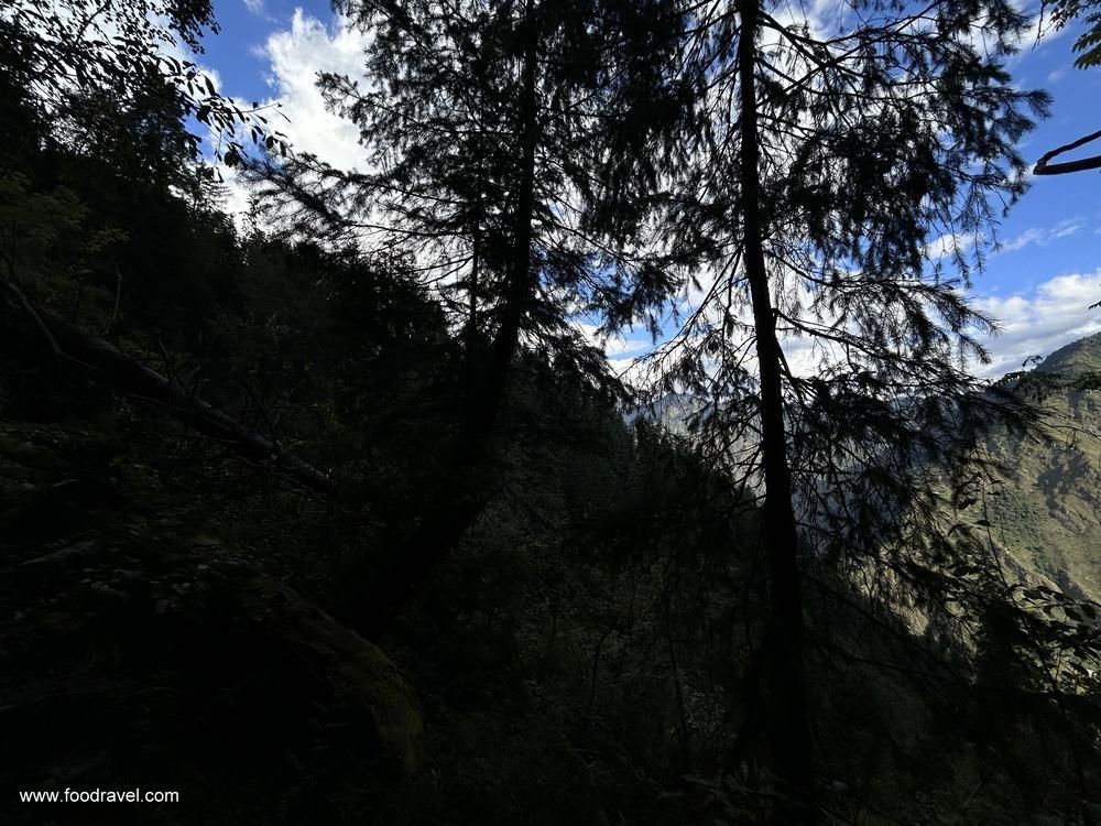 trekking to lapah